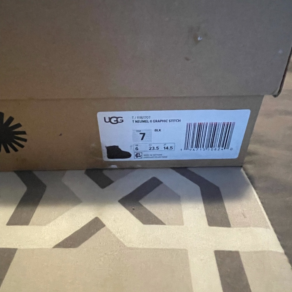 Ugh boots gently worn. Worn 1x size 7c Toddler